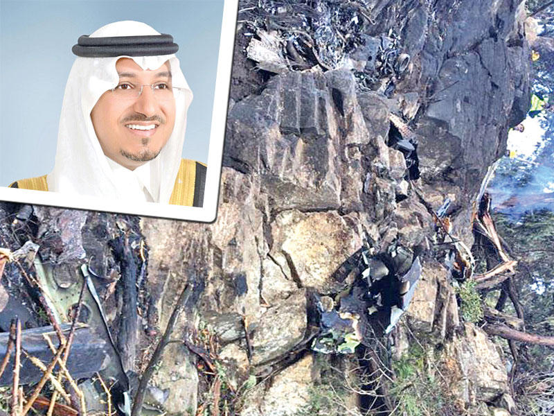 حطام مروحية نائب أمير عسير وهي من طراز بلاك هوك في محمية ريدة  وبالإطار منصور بن مقرن 