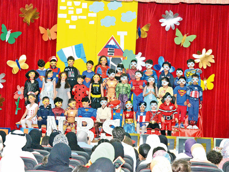 فقرة قدمها الطلبة على المسرح