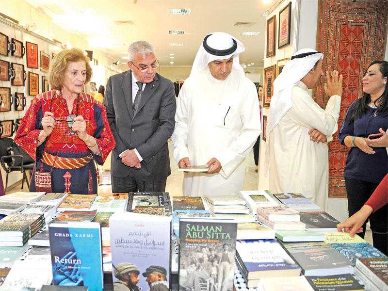 اليوحة وطهبوب أثناء جولتهما في المعرض (تصوير عوض التعمري)