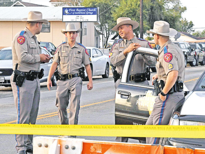 شرطة تكساس تطوق كنيسة ساذرلاند سبرينغز أمس (أ ف ب)