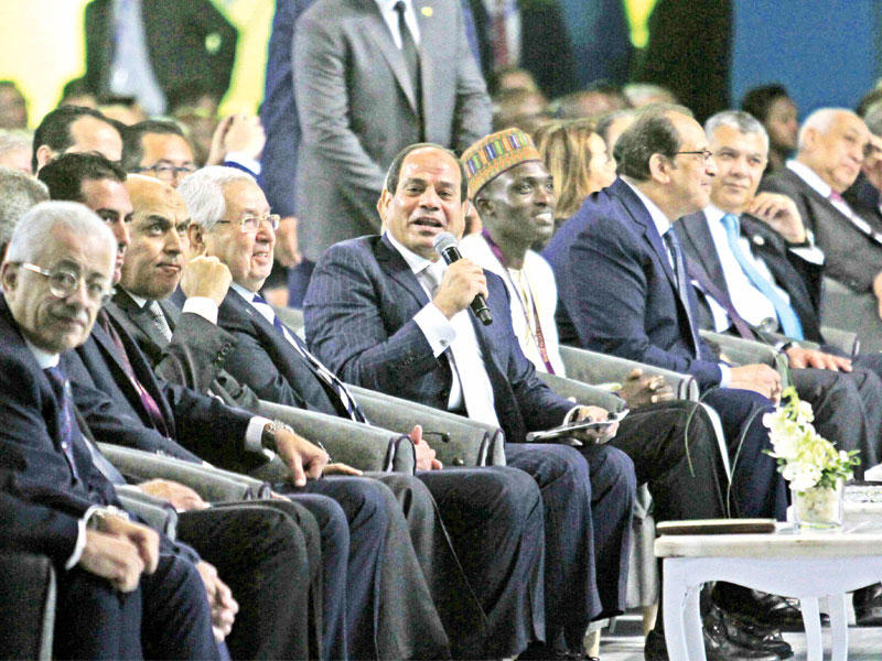 السيسي متحدثاً خلال الجلسة الافتتاحية لـ«مؤتمر الشباب» المنعقد بشرم الشيخ في مصر أمس    (الجريدة)