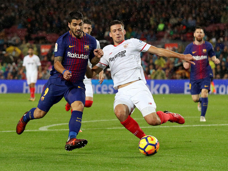 كليمينت لينجيه نجم إشبيلية خلال مواجهة برشلونة في الدوري الإسباني