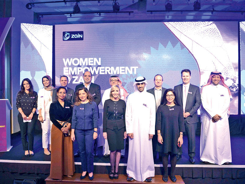 بدر الخرافي يتوسط كوني ديكين وعدداً من رؤساء شركات زين وقياداتها النسائيةn