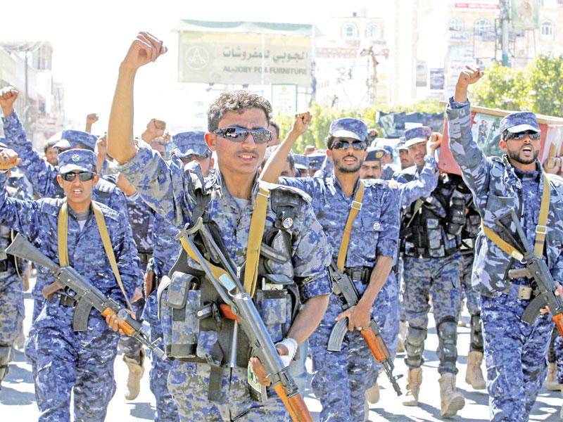 مقاتلون حوثيون خلال تشييع زميلهم الذي قتل في غارة بصنعاء أمس الأول  (اي بي ايه)