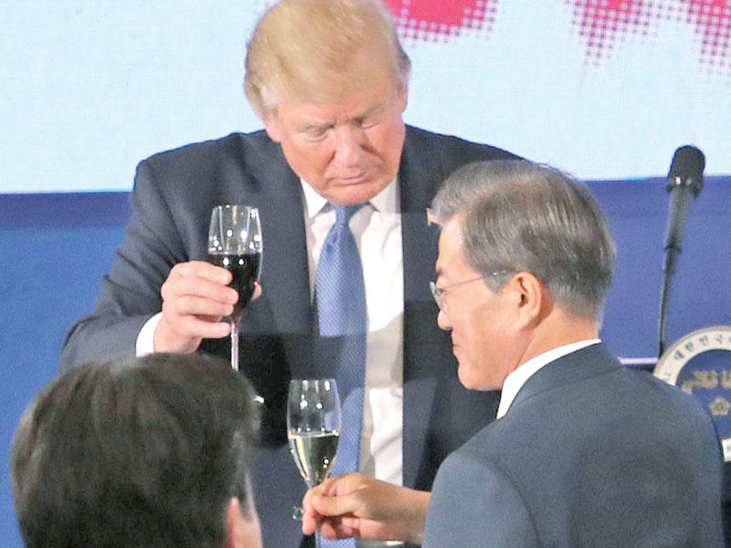 ترامب ومون خلال حفل عشاء في سيول أمس (اي بي أيه) 