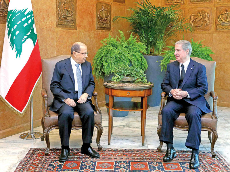 عون مستقبلاً رئيس الجمهورية السابق أمين الجميل في قصر بعبدا اليوم (أ ف ب)
