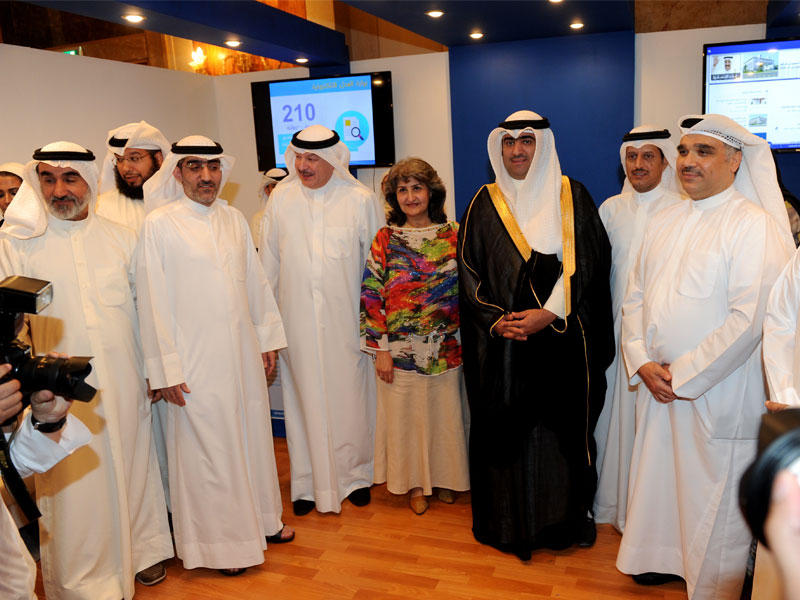 وزير التجارة والصناعة ووزير الدولة لشؤون الشباب بالوكالة خالد الروضان يتوسط الحضور خلال افتتاح منتدى الحكومة الالكترونية