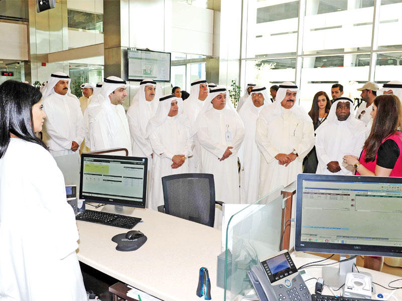 أبل ومحافظ العاصمة ومختاروها يطلعون على سير العمل في «الائتمان»