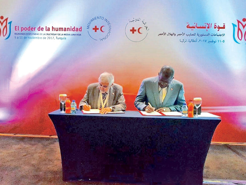 الساير أثناء توقيع مذكرة التفاهم مع اتحاد جمعيات الصليب الأحمر 