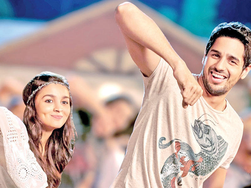 سيدهارات مع بهات في أحد الأفلام 