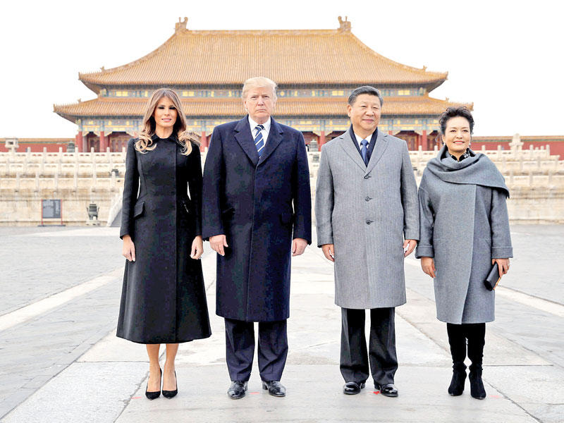 الرئيسان الأميركي والصيني وعقيلتاهما في المدينة المحرمة في بكين أمس       (رويترز)
