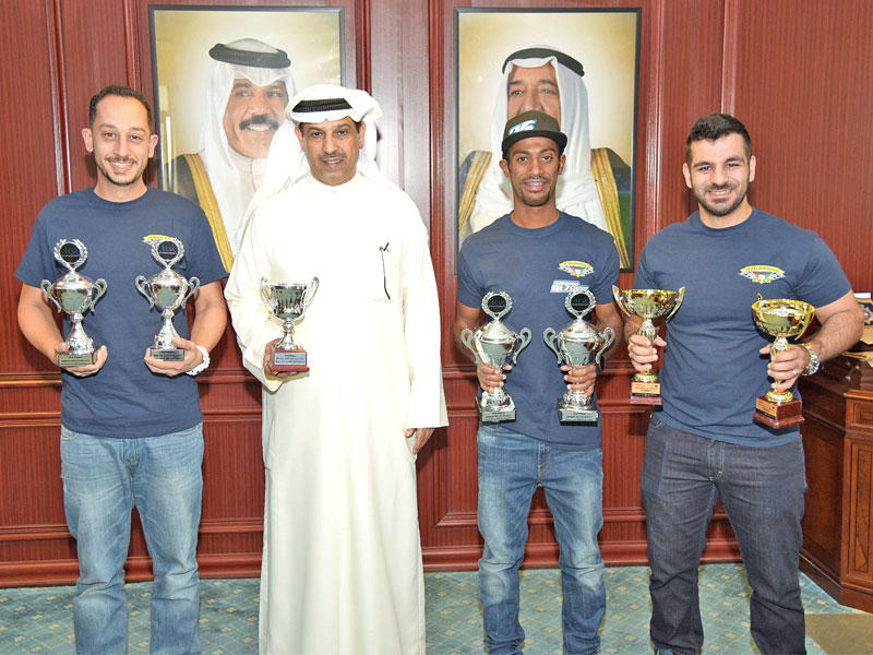 فليطح يتوسط أبطال الدراجات النارية