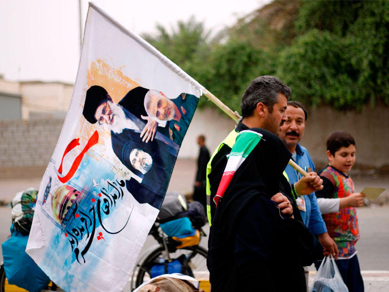 يسافر المسلمون الشيعة عبر مدينة النجف في جنوب العراق