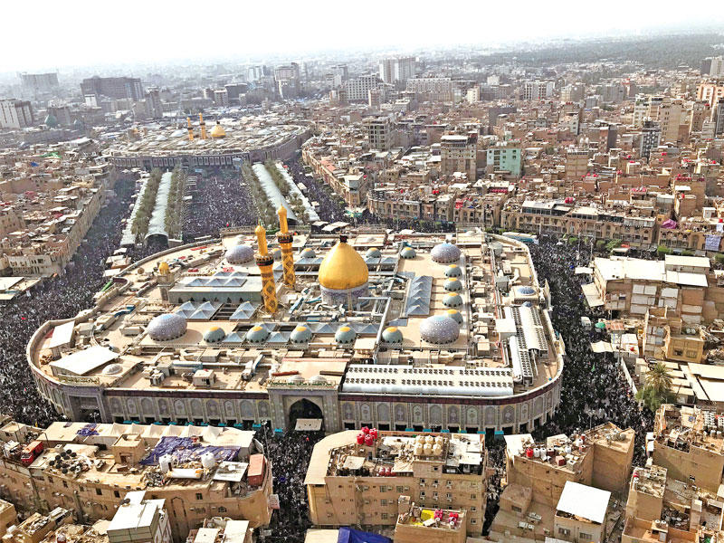 مئات آلاف الزوار الشيعة في محيط مرقدي الإمام الحسين والإمام العباس في كربلاء أمس. وقالت السلطات إن 13 مليون شخص دخلوا إلى المحافظة للمشاركة في أربعين الحسينt                 (رويترز)