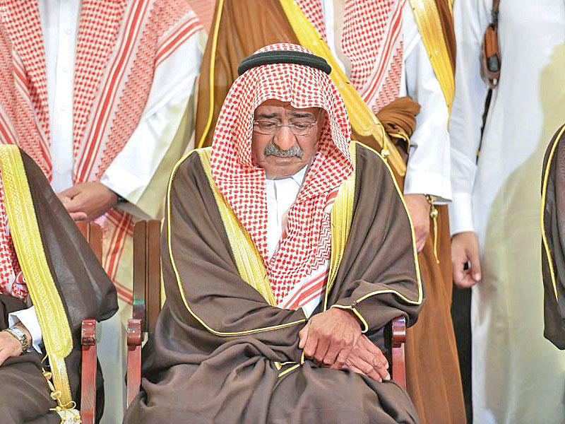 ولي العهد السابق مقرن بن عبدالعزيز في لحظة مؤثرة أمس الأول خلال جنازة نجله منصور نائب أمير منطقة عسير الذي توفي في حادث مروحية (واس)