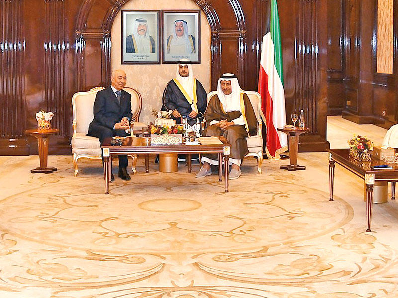 المبارك أثناء استقباله الصرعاوي ورئيس المجلس الأعلى للحسابات بالمغربn