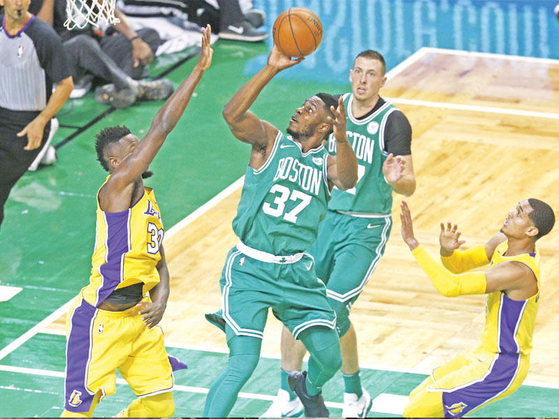 جانب من مباراة بوسطن وليكرز