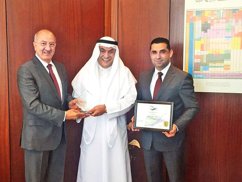 الصقر متسلماً الدرع التذكارية من فهد ابوشعر ومازن المهناn