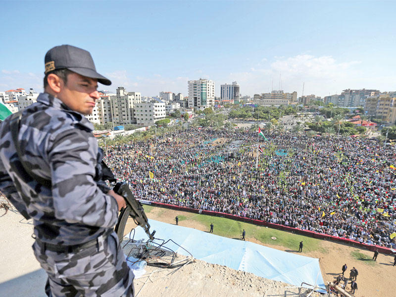 عنصر أمني من حماس يحرس احتفالاً نظمه مؤيدو دحلان في ذكرى وفاة عرفات بقطاع غزة (رويترز)