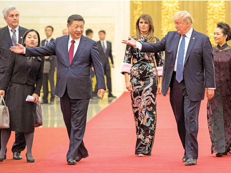ترامب وجينبينغ مع زوجتيهما قبل محادثاتهما في بكين (أ ف ب)