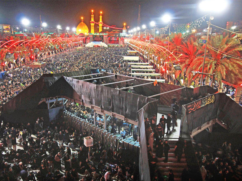 مئات الآلاف يزورون ضريح الإمام العباس أمس في كربلاء t(أ ف ب)   