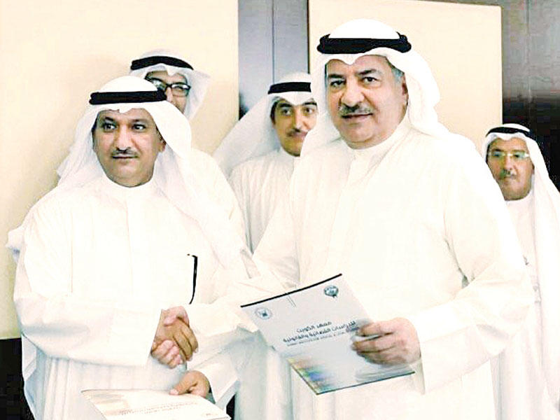 المسعد والرشيدي خلال توقيع الاتفاقية