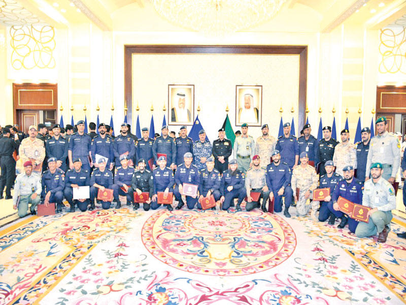 الدوسري متوسطاً المكرمين في الأمن الخاص