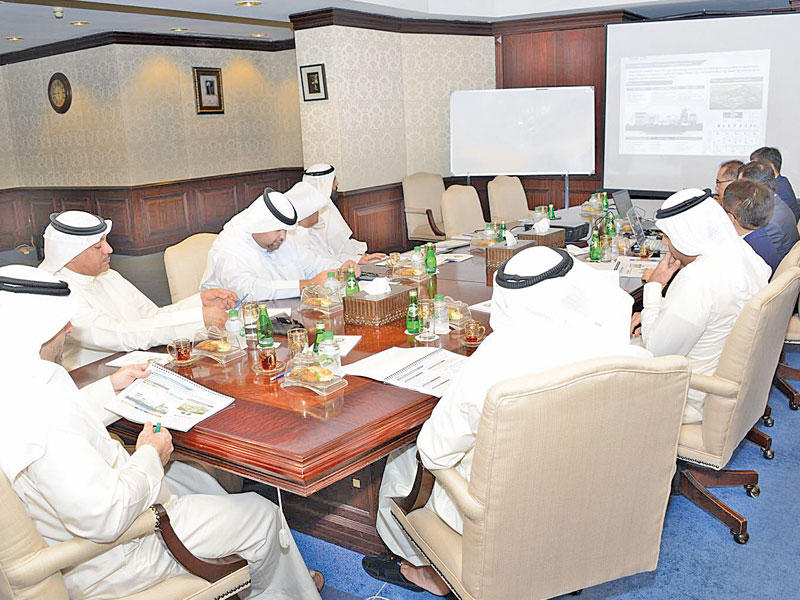 الوزير أبل مترئساً الاجتماع أمس