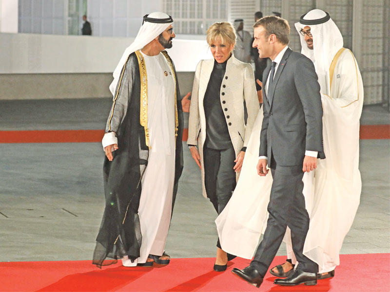 محمد بن زايد ومحمد بن راشد يرحبان بماكرون وزوجته بريجيت خلال افتتاح فرع لمتحف اللوفر في ابوظبي مساء أمس الأول (أ ف ب)