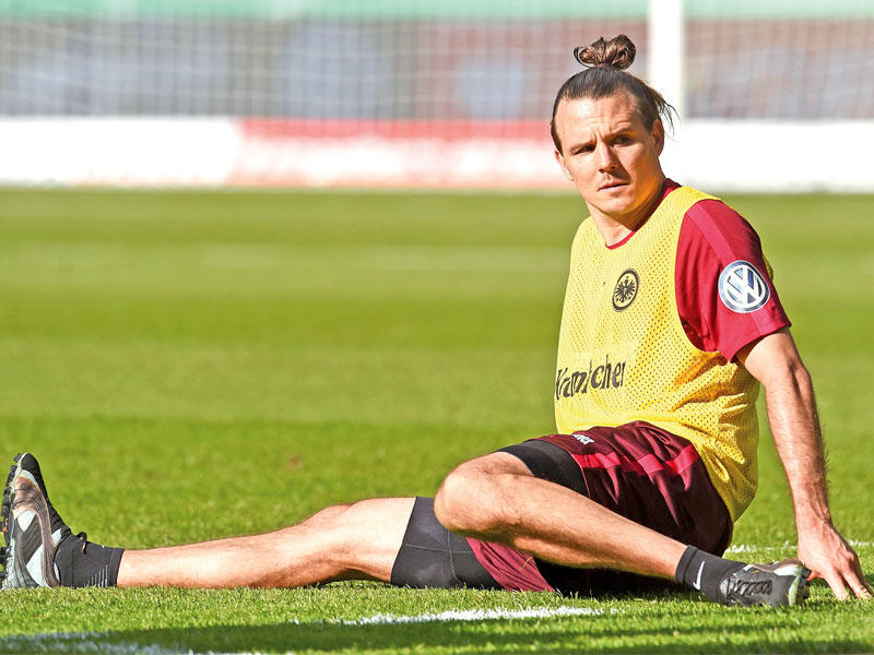 قائد فريق آينتراخت فرانكفورت الألماني أليكسندر مايير