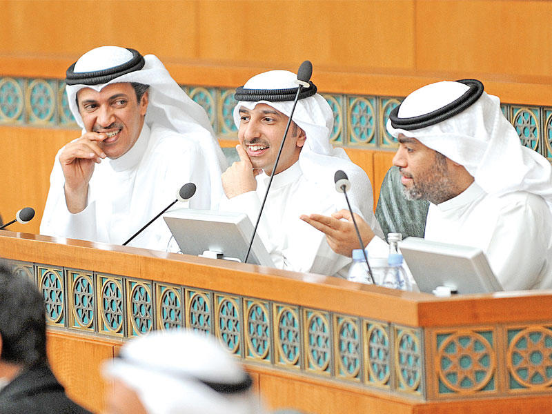 العتيبي والبابطين والطبطبائي في جلسة سابقة