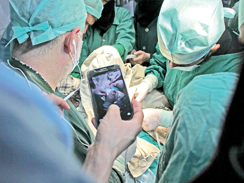 عملية جراحية على ضوء الهاتف المحمول في دوما (أ ف ب)