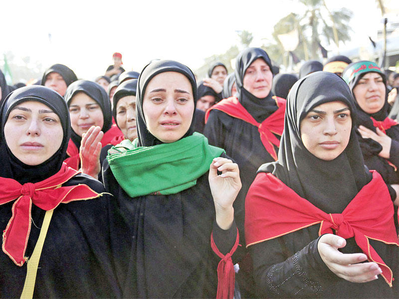 زائرات يشاركن في أربعينية الإمام الحسين في كربلاء أمس (أ ف ب) 