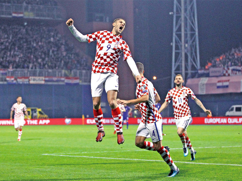 كراماريك نجم المنتخب الكرواتي يحتفل بهدفه في مرمى اليونان