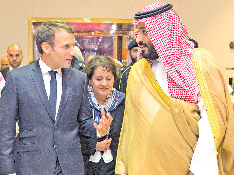 ولي عهد السعودية مستقبلاً ماكرون في الرياض أمس (أ ف ب)