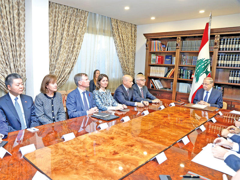 عون خلال لقائه سفراء الدول الداعمة للبنان في مجلس الأمن في بعبدا أمس (دالاتي ونهرا)