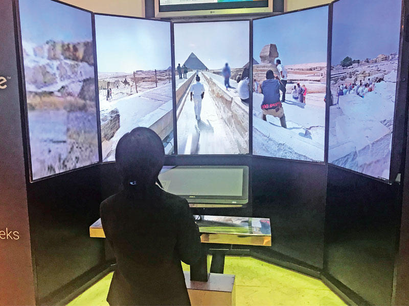 استعانت الجهة المنظمة لمنتدى «شباب العالم» الذي أنهى فعالياته، أمس في شرم الشيخ، بعملاق البحث «غوغل» للترويج لأهرامات الجيزة وتمثال «أبو الهول»، حيث وجِدت منصة في المنتدى تتيح للضيوف زيارة واقعية عبر تقنيات متقدمة للأهرامات والتجول في محيطها وكأنهم يوجدون داخلها ويشاهدون جولات الموجودين في محيطها والتحرك بين طرقها بحرية. وحظيت الجولة بإقبال من جانب ضيوف المنتدى من الأجانب، الذين حرصوا على استخدام التطبيق المتطور المستعين بخدمات غوغل ليتجولوا داخل الأهرامات، فيما أتاحت المنصة فرصة مشاهدة الخيول والجمال الموجودة في المنطقة، إضافة إلى التحرك بسهولة في المساحة الشاسعة المحيطة، مما أشعر المستخدمين بأنهم داخلها فعلاً.