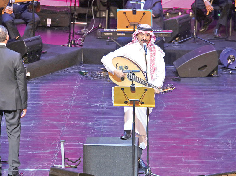 عبادي الجوهر أثناء وصلته الغنائية 