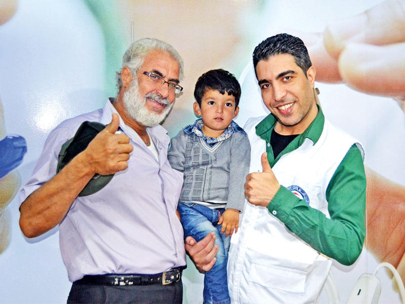 جانب من تقديم المساعدات للأطفال الفلسطينيينn