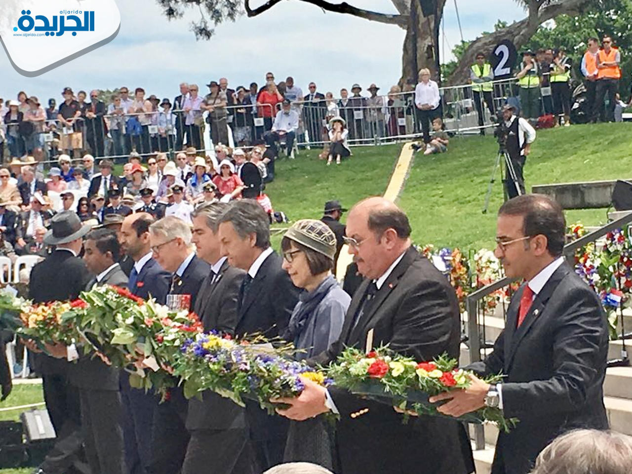 البدر أثناء تقديمه إكليل من الزهور باسم شعب دولة الكويت