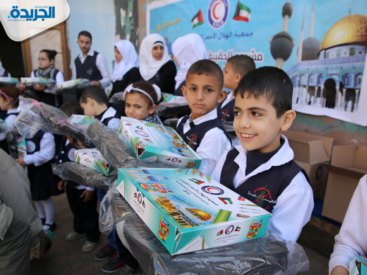 جانب من توزيع جمعية الهلال الأحمر الكويتي حقائب مدرسية ومعدات طبية على أبناء الشعب الفلسطيني