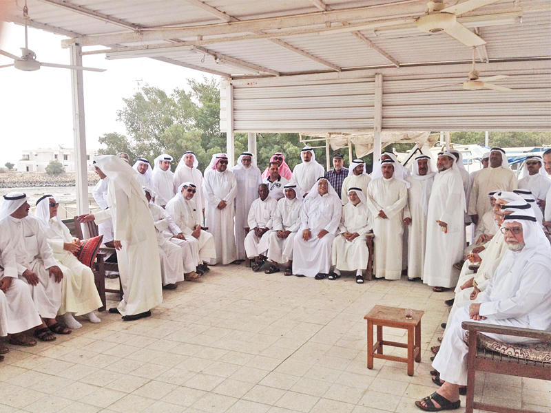 جانب من الوقفة الاحتجاجية لرواد ديوانية الصيادين