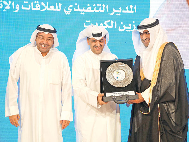  الروضان مكرماً «زين» ممثلة بوليد الخشتي وبحضور المرزوق