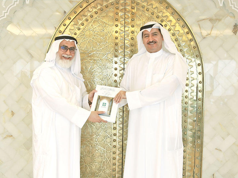 عبدالمحسن الخرافي يهدي الكتاب لحمد المرزوق