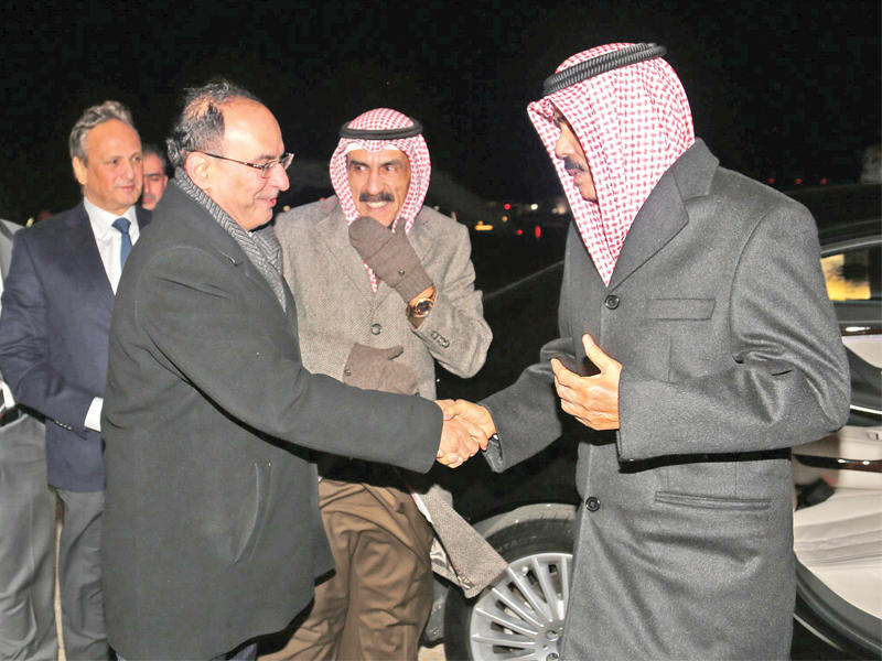 ولي العهد أثناء مغادرته الولايات المتحدة وفي وداعه السفيران سالم الصباح ومنصور العتيبي 