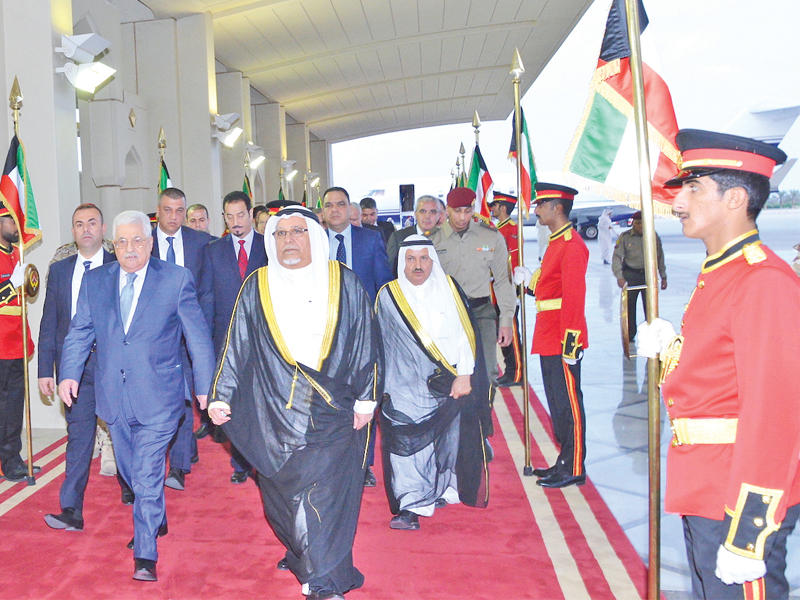 عباس لدى وصوله أمس وفي استقباله علي الجراح