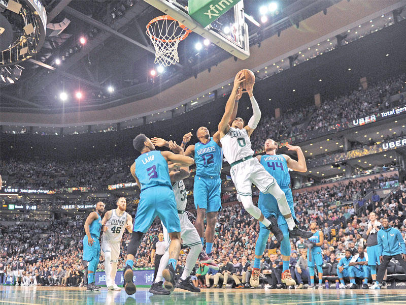 جانب من لقاء بوسطن وهورنيتس