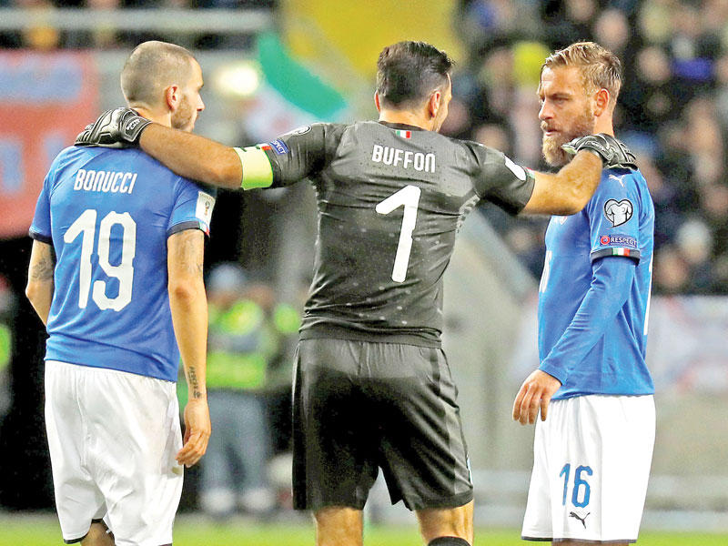 لاعبو المنتخب الإيطالي عقب نهاية اللقاء