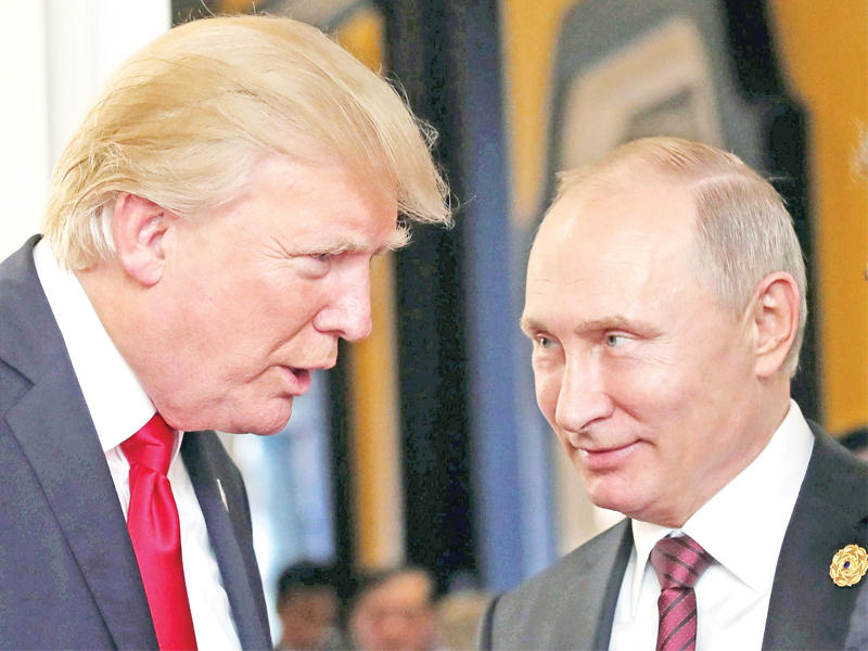 ترامب وبوتين خلال لقائهما في فيتنام أمس (رويترز)n