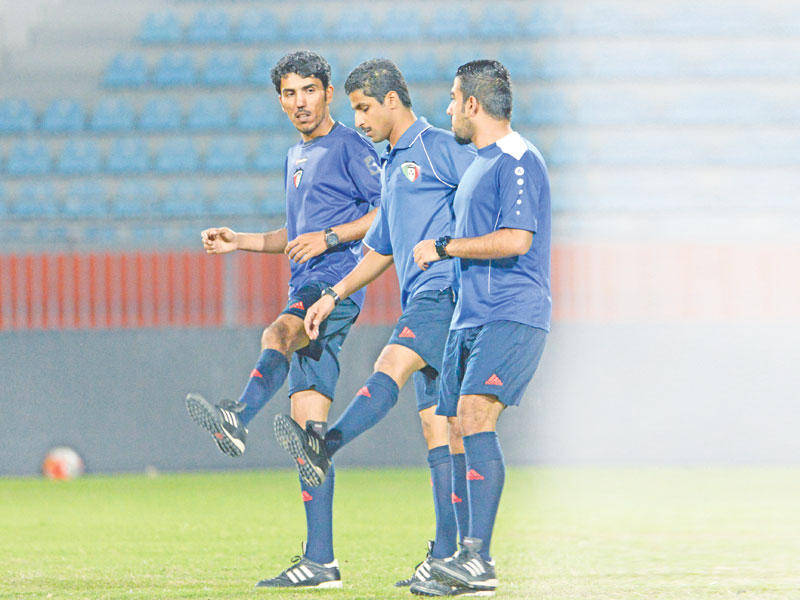 حكام كرة القدم يجرون تدريبات الإحماء قبل الإضراب  (أرشيف)